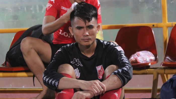 Cầu thủ Long An bật khóc trong ngày xuống hạng