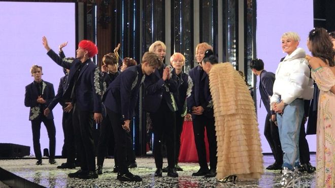 Dàn 'nam thần' Seventeen cúi chào lễ phép Tóc Tiên trên sân khấu MAMA 2017