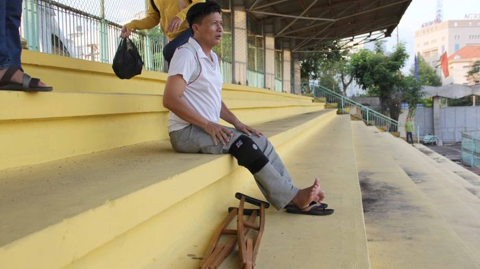 Khán giả Long An chống nạng đến sân cổ vũ ngày đội nhà rớt hạng