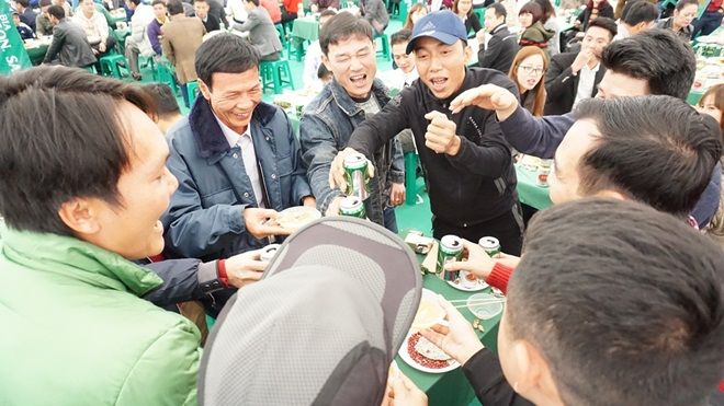 Giữa trời đông lạnh giá, người dân Hà Nội vẫn ‘uống bia như uống nước’