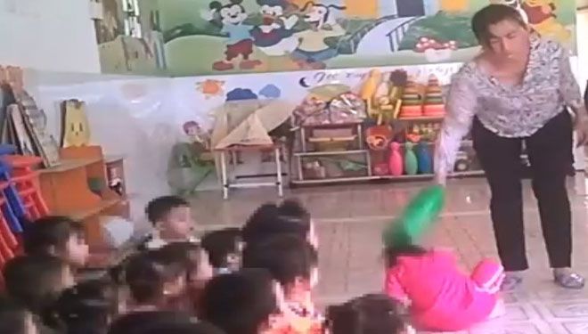Phụ huynh ở Sài Gòn phẫn uất, đòi 'xử' giáo viên mầm non bạo hành, dùng dao đe doạ trẻ