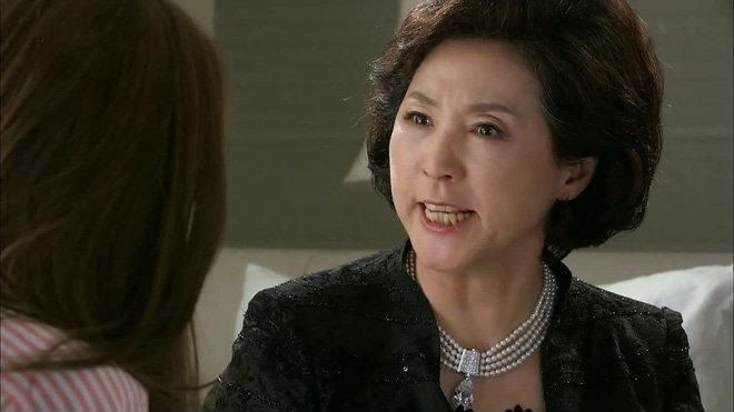 Tâm sự buồn của cô dâu trẻ: Mẹ đẻ vô tình làm hỏng tivi, mẹ chồng 'dắt tay' đuổi ra khỏi nhà