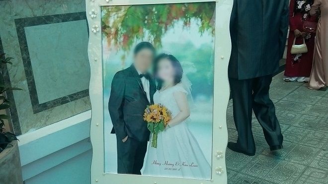 Mẹ cùng con trai tới 'quậy tung' đám cưới của chồng với tình nhân ở miền Tây