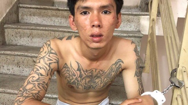 Nam thanh niên xăm trổ đầy mình giật dây chuyền của cô gái ngoại quốc ở trung tâm Sài Gòn