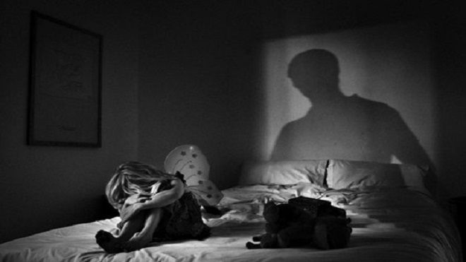 Cha dượng hiếp dâm con gái riêng của vợ hờ nhiều lần rồi van xin đừng báo công an