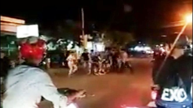 Nhóm côn đồ chém gục nam thanh niên rồi kéo nạn nhân vào lề đường