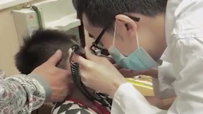 Cậu bé 7 tuổi bị bạn bè bắt nạt, nhét tẩy vào tai, sợ hãi đến nỗi hoảng loạn