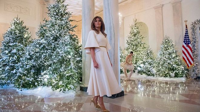 Bà Melania đẹp tựa thiên thần, trổ tài ‘biến hoá’ Nhà Trắng thành lâu đài tuyết lung linh đón Giáng sinh