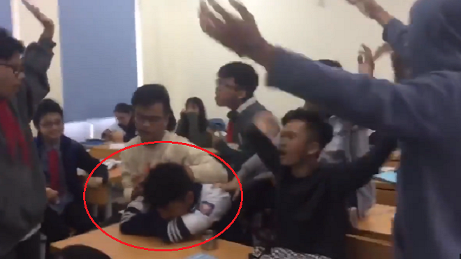 Cả đám hát ca khúc 'Đã lỡ yêu em nhiều' của Justatee để an ủi bạn thân thất tình