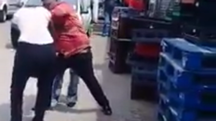 Gã trai bạo hành bạn gái đang mang thai giữa phố, lý do đằng sau khiến ai cũng phẫn nộ