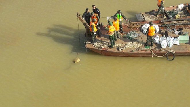 Đêm nay sẽ di chuyển quả bom dưới chân cầu Long Biên ra khỏi Hà Nội