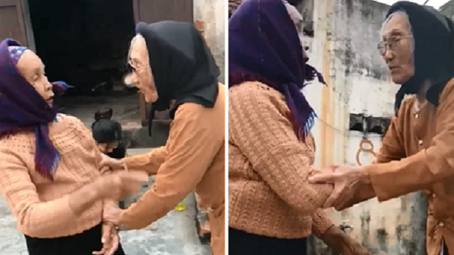 Clip hai bà lão rôm rả 'tám' chuyện không dứt khi vừa gặp nhau khiến cư dân mạng thích thú