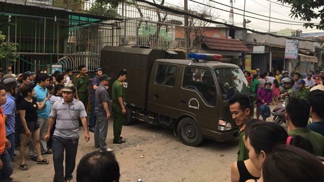 Dân mạng sục sôi clip bảo mẫu hành hạ trẻ bị áp tải lên xe thùng