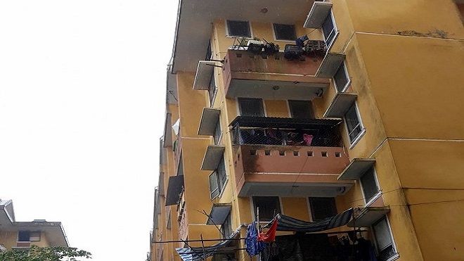 Rơi từ tầng 3 chung cư, bé gái 4 tuổi tử vong