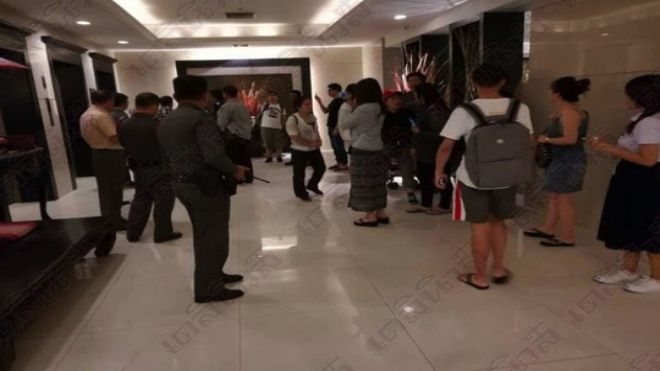 Khách Trung Quốc chen lấn tới mức thang máy đứt dây