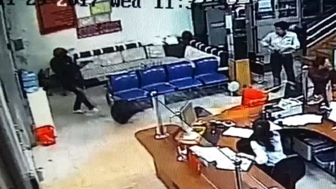 Clip tên cướp nổ súng bắn bảo vệ, cướp ngân hàng Agribank