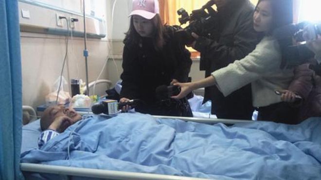 Vừa nằm vừa dùng điện thoại, thói quen có thể khiến chúng ta mắc bệnh như người đàn ông này