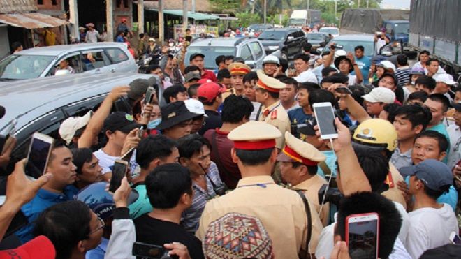 BOT Cai Lậy hỗn loạn, nhiều người quá khích bị áp giải