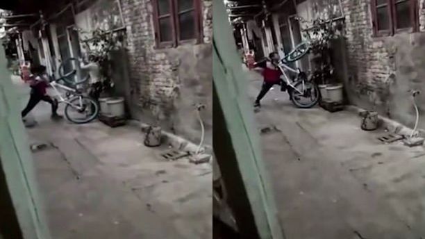 Thiếu niên 14 tuổi đánh mẹ tâm thần giữa phố, câu chuyện đằng sau khiến ai cũng đau lòng