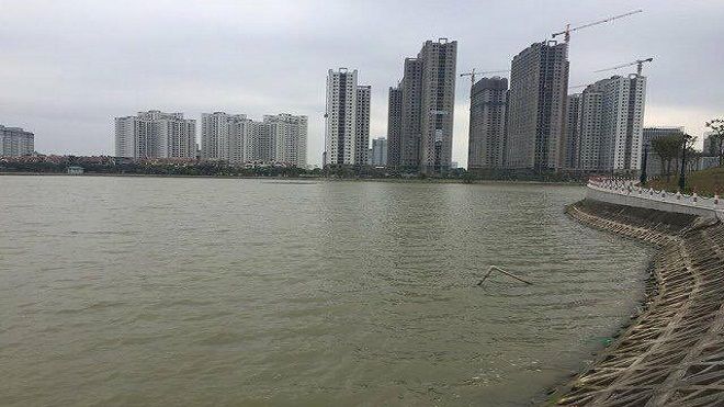 Bàng hoàng phát hiện thi thể người phụ nữ dưới mặt hồ