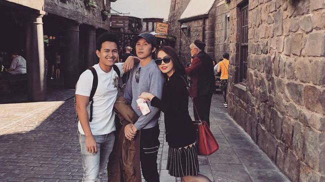 Hiếm hoi lắm mới có ảnh chung cùng con ruột, bố con Hoài Linh trông giống hệt 'anh em'