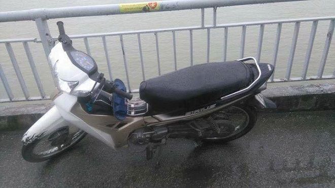 Bất chấp thời tiết lạnh, hàng chục thợ lặn vẫn tìm kiếm người đàn ông nhảy cầu tự tử