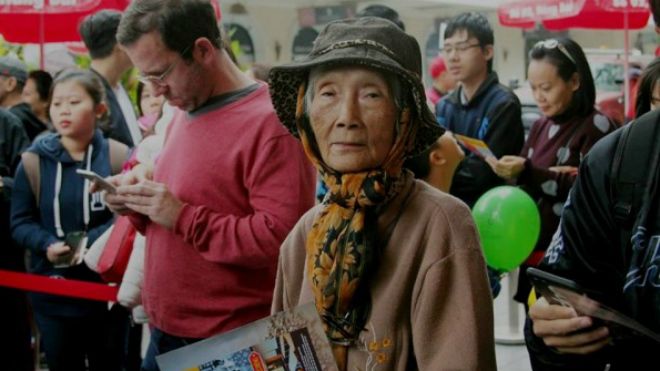 Khai trương McDonald's đầu tiên tại Hà Nội: Cụ bà 80 tuổi xếp hàng từ sáng sớm chờ chiếc bánh mì quốc tế