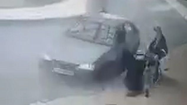 Chuẩn bị ra viện thì bị ôtô điên tấn công, người phụ nữ lại phải nằm viện tiếp