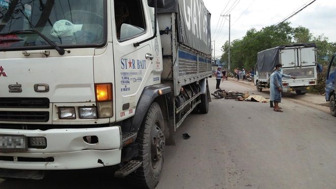 TP.HCM: Con gái khóc ngất cạnh thi thể cha sau tai nạn giao thông