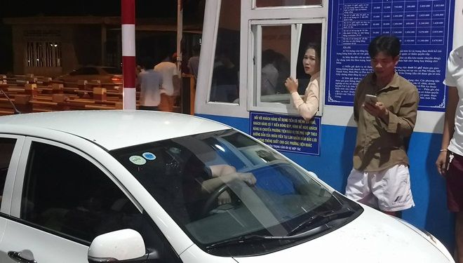 Toàn cảnh BOT Cai Lậy xả trạm hơn chục lần trong ngày thứ 3 thu phí trở lại