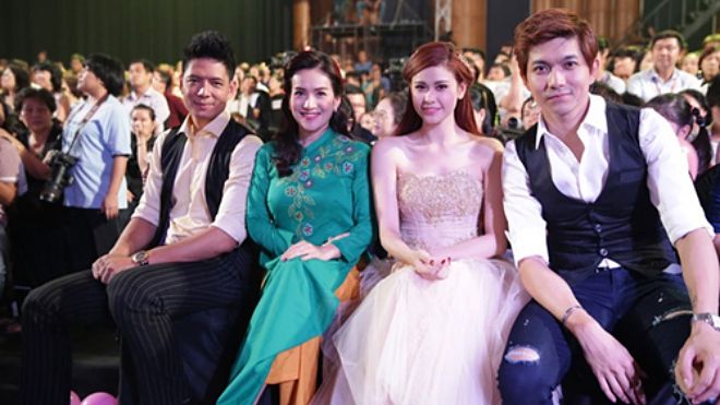 Hậu ảnh 'nhạy cảm' Bình Minh - Trương Quỳnh Anh, bức hình hai gia đình ngồi cạnh nhau ở sự kiện ‘gây sốt’