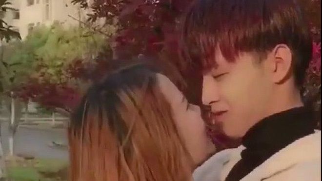 Trào lưu 'vòng tay mùa đông': Chỉ cần 'mặt dày', bạn sẽ có gấu trước Giáng sinh năm nay