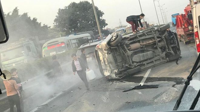 Ô tô lật nghiêng sau tai nạn trên cao tốc Pháp Vân