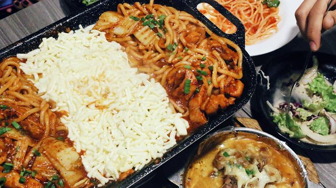 Có gì ở quán ăn Á - Âu giá ‘hạt dẻ' lúc nào cũng đắt khách tại quận 1?