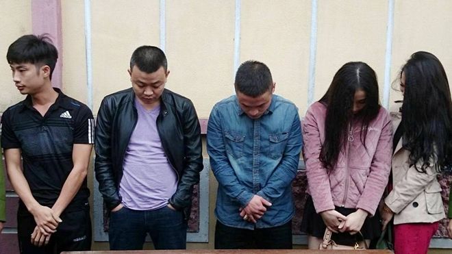 2 cô gái xinh đẹp dùng thuốc lắc cùng 3 người đàn ông trong khách sạn