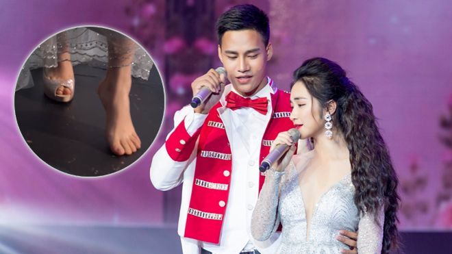 Hòa Minzy đi chân đất, hóa 'lọ lem khập khiễng' bên cạnh trai đẹp Hùng Cường