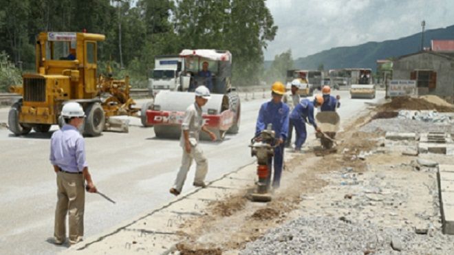 Cho rằng đường trơn khiến mình bị ngã xe, thanh niên vác dao chém công nhân trọng thương