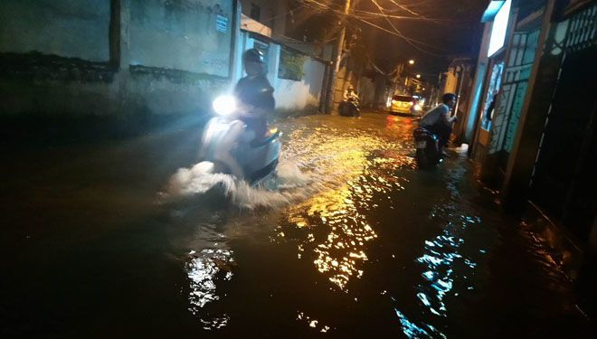 Triều cường đạt đỉnh, người Sài Gòn vật lộn trong biển nước