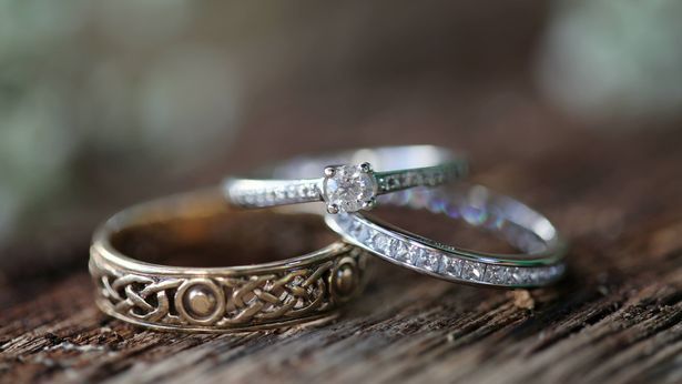 Sau 3 tháng lênh đênh ngoài biển, chiếc nhẫn cưới 'tìm về' với chủ cũ