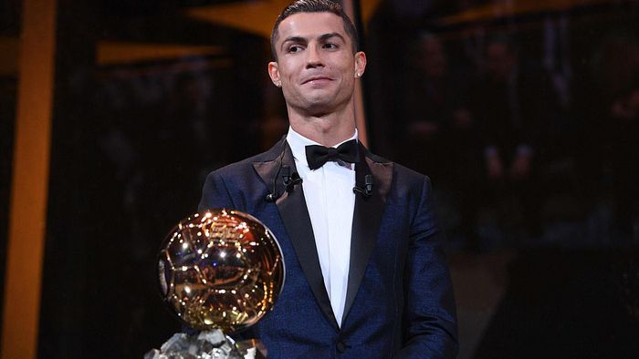 Ronaldo phát động 'chiến tranh' với Messi trong ngày giành Quả bóng vàng 2017