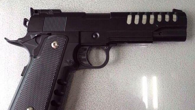 Lấy súng của ông nội khoe với bạn ở quán trà sữa, nam sinh 12 tuổi bị thương