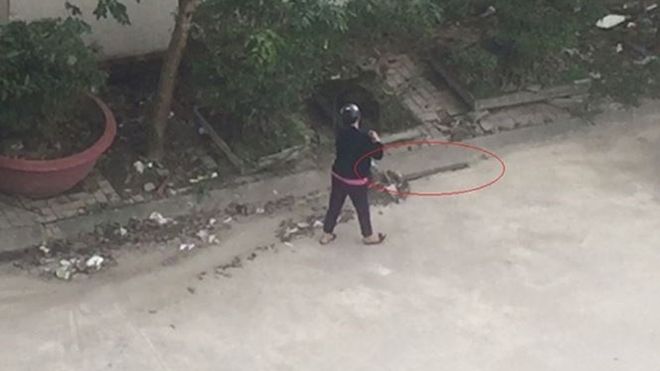 Quét rác xuống cống thoát nước, người phụ nữ bị phạt 1 triệu đồng