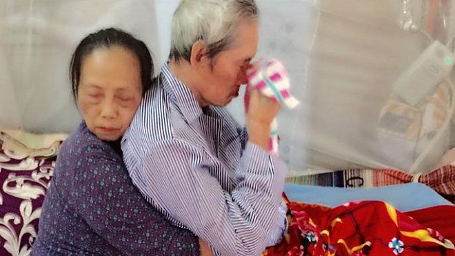 Rơm rớm nước mắt với câu chuyện '60 năm một cuộc tình, ngọn lửa hồng mãi cháy trong tim'