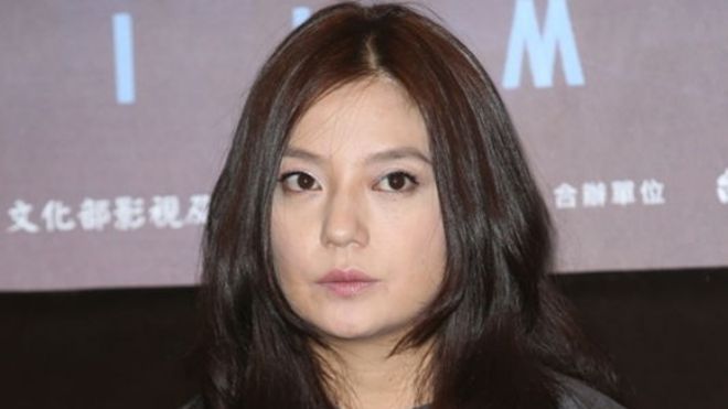 Triệu Vy đính chính tin đồn bỏ trốn sau scandal gian lận tài chính, bị ‘hất cẳng’ khỏi thị trường chứng khoán