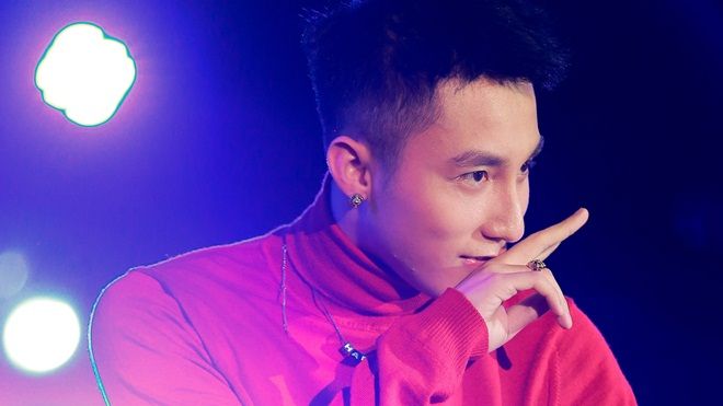 Diện đồ ấm giữa thời tiết nóng TP. HCM, Sơn Tùng cởi phăng áo quẩy nhiệt tình cùng fan