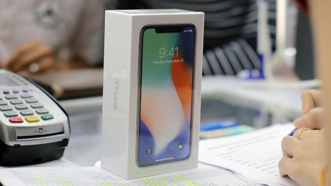 'Chê' đắt nhưng người Việt vẫn bỏ hàng trăm tỷ đồng mua iPhone X trong ngày đầu mở bán