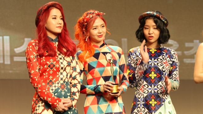 LIME tự tin diện áo dài trên sân khấu nhận giải thưởng châu Á tại Hàn Quốc