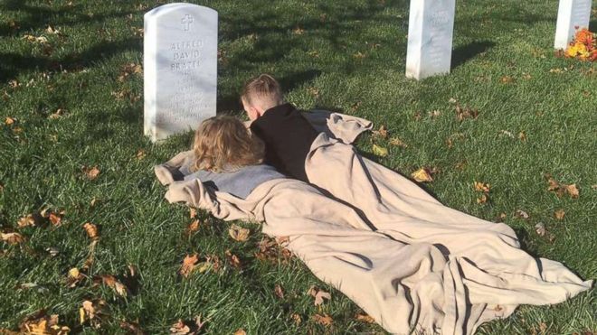 Cậu bé mang chăn tới nghĩa trang ngủ ngon lành bên bia mộ bố