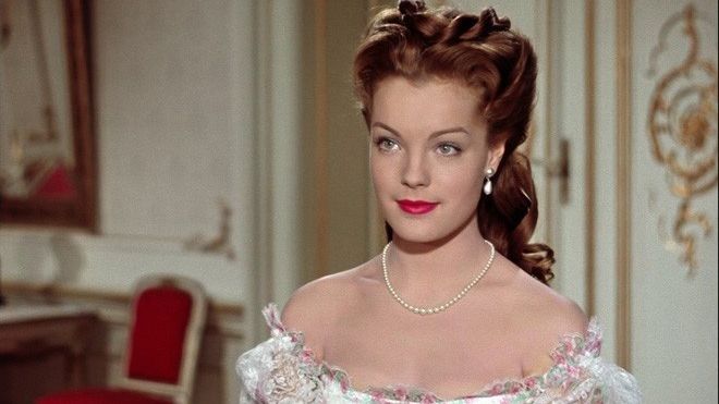 Chuyện làm đẹp ly kỳ: Đắp mặt bằng thịt tươi, gội đầu bằng rượu, tập thể dục 10 tiếng mỗi ngày