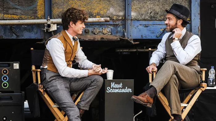 'Fantastic Beasts' tung ảnh giáo sư Dumbledore sát cánh bên Newt Scamander